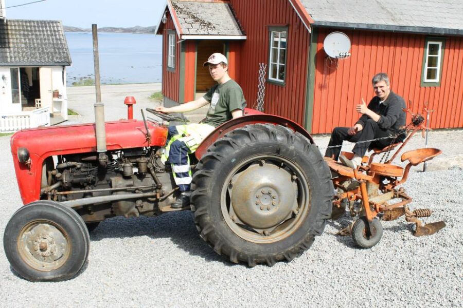 Bilde av traktor med 2 menn
